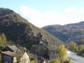 Brousse-le-Château le long de la vallée du Tarn Brousse-le-Château le long de la vallée du Tarn