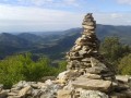 Cairn et vue dans la montée non loin du col de Bartouyre Cairn et vue dans la montée non loin du col de Bartouyre
