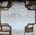 Croix de Jacques le maçon dans le mur d'enceinte de l'église Croix de Jacques le maçon dans le mur d'enceinte de l'église