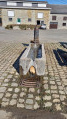 fontaine sur la place du village (Menil-Favay) fontaine sur la place du village (Menil-Favay)