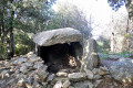 Un dolmen, un refuge, un puits à neige depuis Laroques-des-Albères Un dolmen, un refuge, un puits à neige depuis Laroques-des-Albères