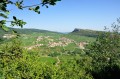 La roche de Vergisson depuis la descente Solutré La roche de Vergisson depuis la descente Solutré