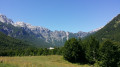 Le col de Valbone depuis la vallée de Valbone Le col de Valbone depuis la vallée de Valbone