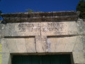 Le linteau du portail du cimetière de Salinelles Le linteau du portail du cimetière de Salinelles