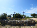 Le site des Trois Croix par la Chapelle Notre-Dame-de-Bellevue Le site des Trois Croix par la Chapelle Notre-Dame-de-Bellevue