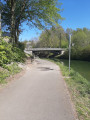 Sentier qui rejoint le pont Sentier qui rejoint le pont