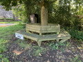 Un banc public en bois local Un banc public en bois local