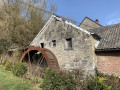 Une pittoresque maison avec un ancien roue du moulin. Une pittoresque maison avec un ancien roue du moulin.